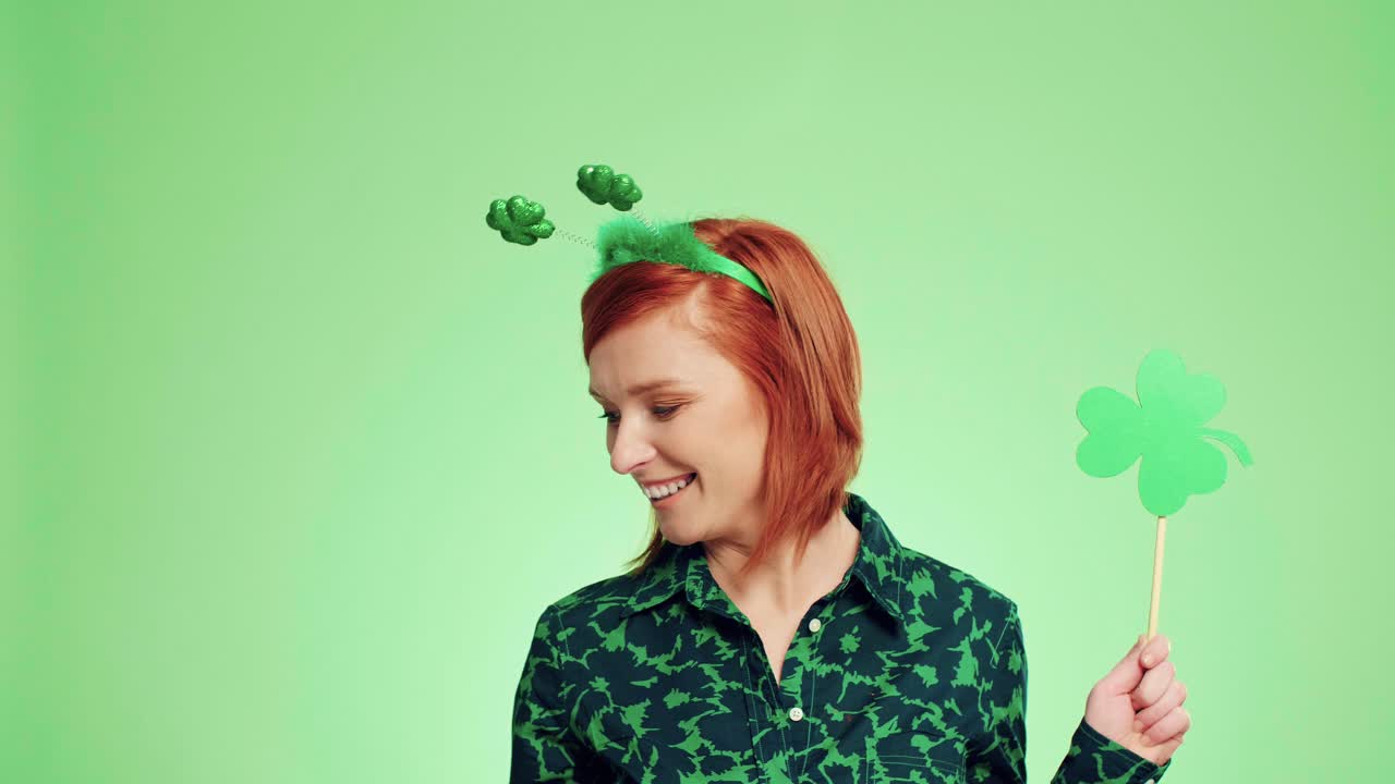 mujer mostrando un estandarte en forma de trébol con espacio de copia