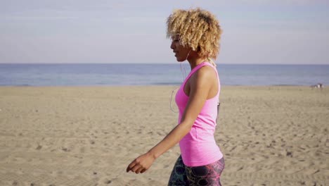 mujer feliz bailando en la playa