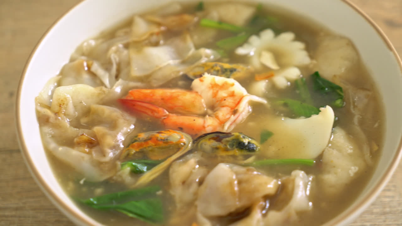 fideos anchos de arroz con marisco en salsa de salsa - estilo de comida asiática