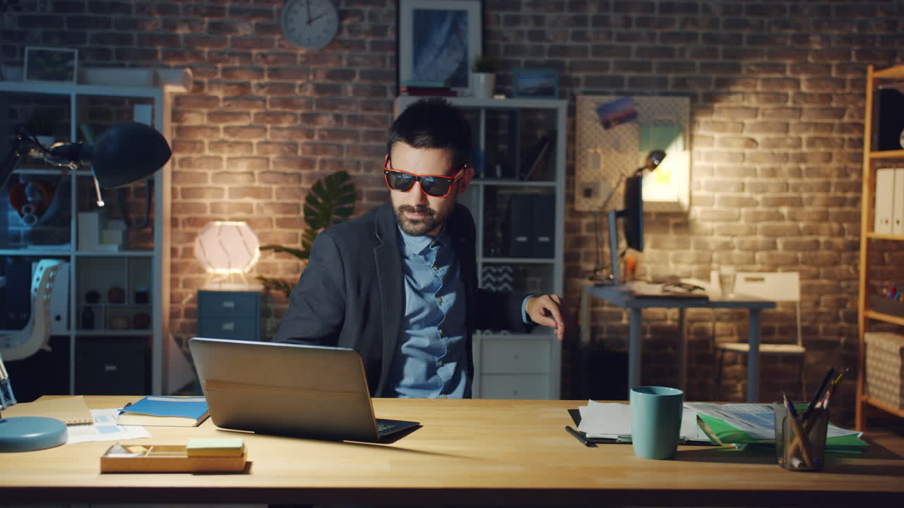 Uomo che lavora a tarda notte in ufficio