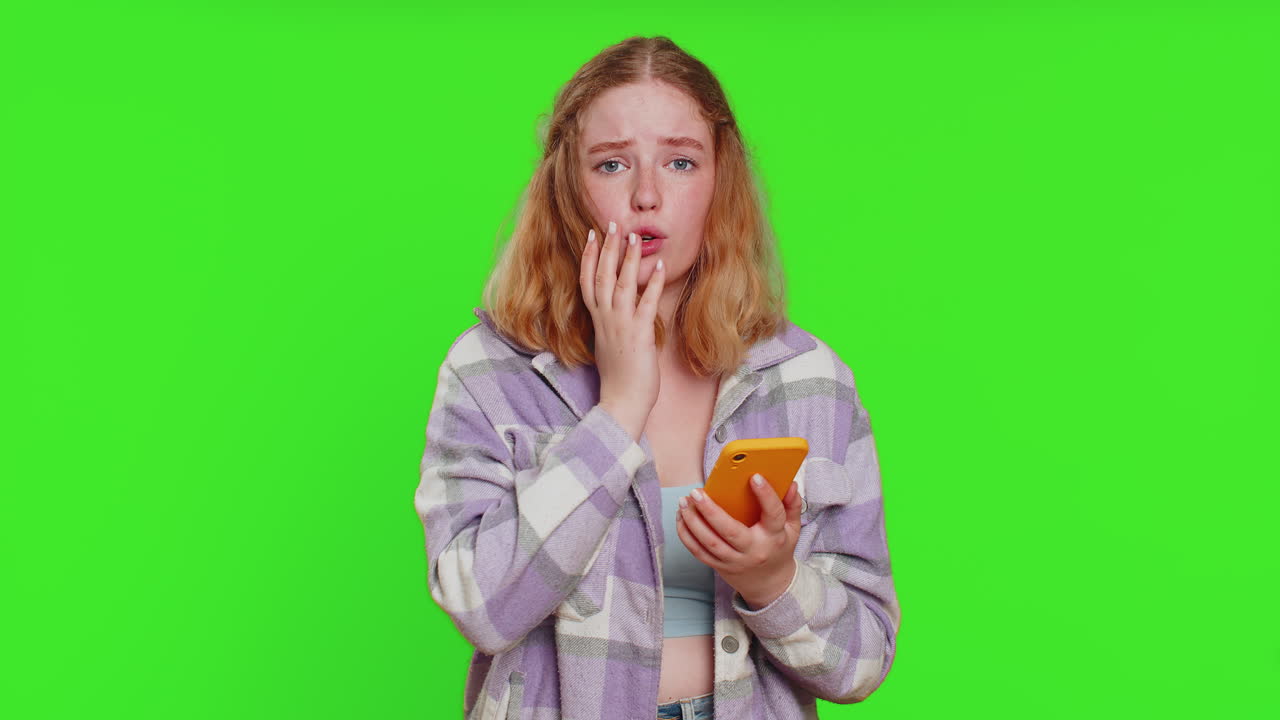 mujer triste molesta usar teléfono inteligente jugar, pierde, pérdida fracasar noticias desafortunadas, malos resultados de la lotería, crisis