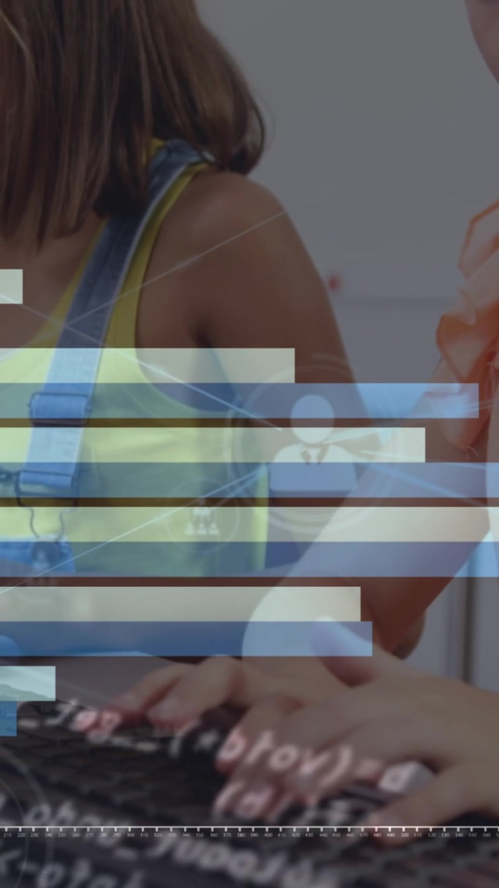 Animazione di grafici ed elaborazione dati su ragazza caucasica che usa il computer a scuola