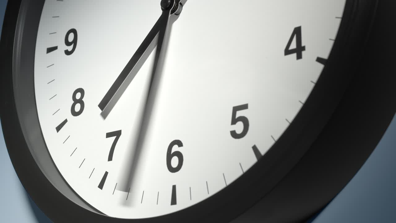 cara del reloj en la pared azul claro en el lapso de tiempo