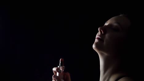 mujer aplicando perfume