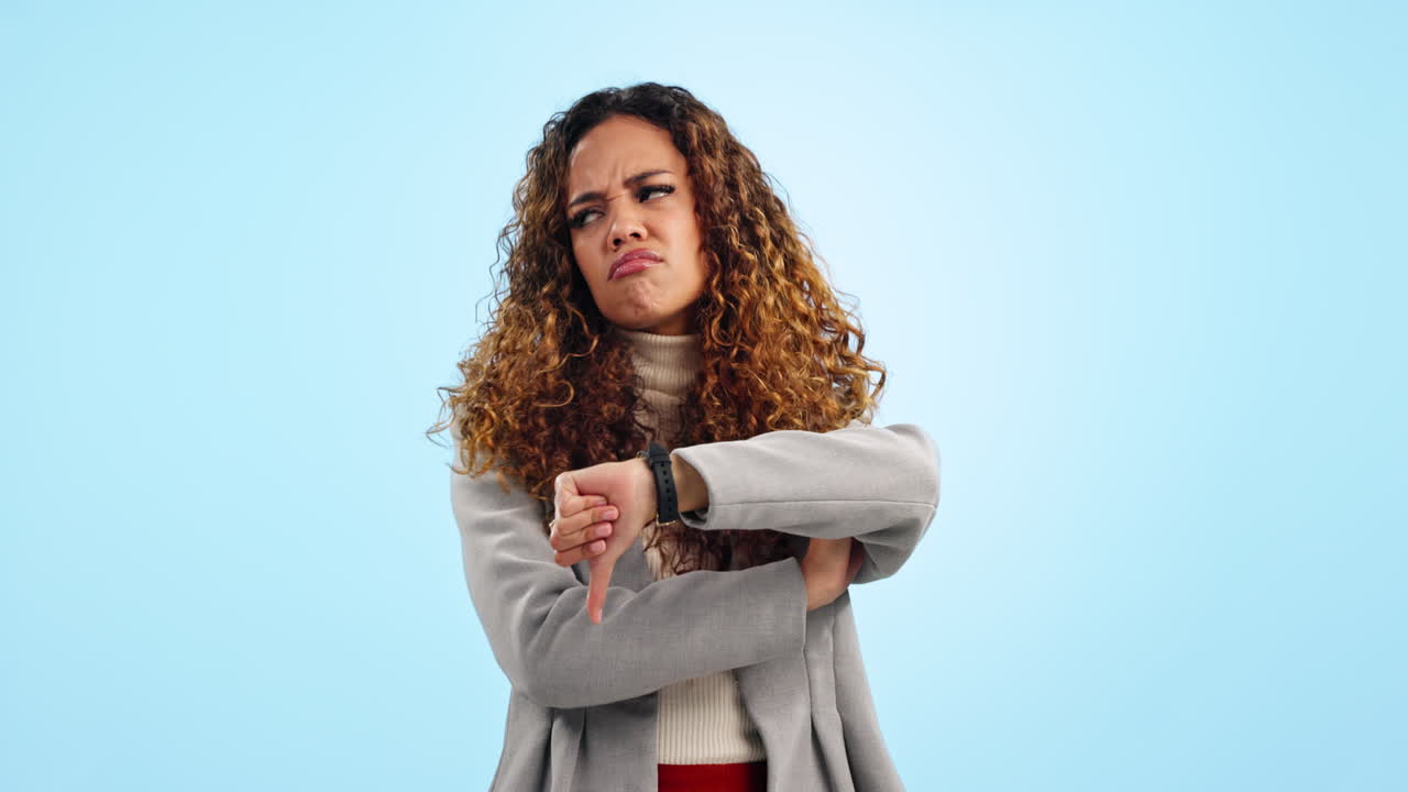 los pulgares hacia abajo, mujer de negocios.