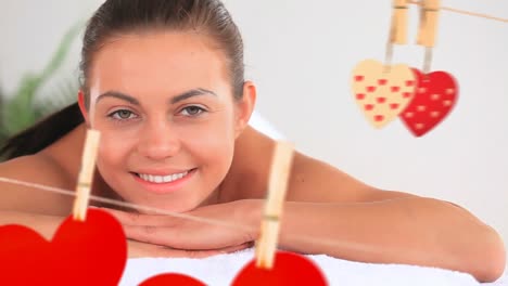 retrato de una hermosa mujer en un spa con corazones para el día de san valentín