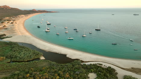 Noche-Ocupada-En-El-Fondeadero-De-La-Bahía-Roccapina-En-Córcega-Durante-La-Puesta-De-Sol.