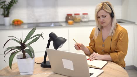 Die-Frau-Trägt-Ein-Headset-Und-Ruft-Einen-Entfernten-Patienten-Auf-Einem-Laptop-An.-Gespräch-Mit-Dem-Kunden-über-Die-Virtuelle-Chat-Computer-App.-Telemedizin,-Ferngesundheitsdienstleistungskonzept.