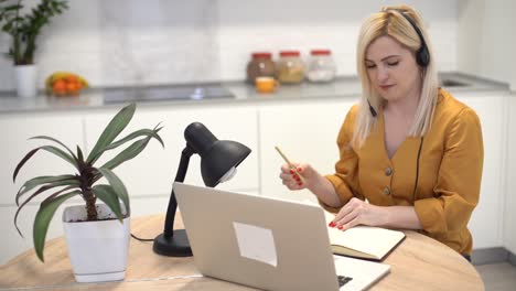 mujer usa auriculares para llamar a un paciente distante en una computadora portátil. hablar con el cliente usando una aplicación de computadora de chat virtual. telemedicina, concepto de servicios de atención médica remota.
