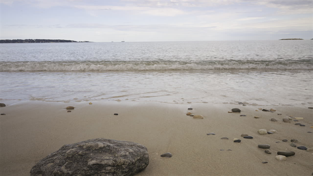 Timelapse av bølger som slår mot land i Cannes, Frankrike på en skyet dag