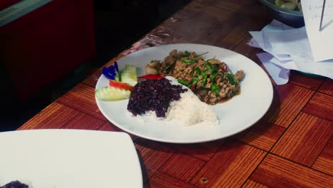 imágenes cinematográficas de cocina de 4k de un chef tailandés preparando comida tailandesa en un plato y sirviendo la comida en la cocina de un restaurante en tailandia