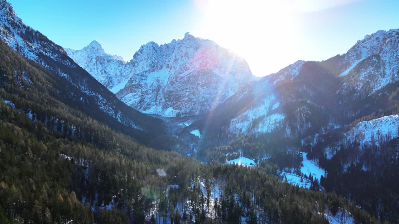 Valle di montagna con il fiume in inverno