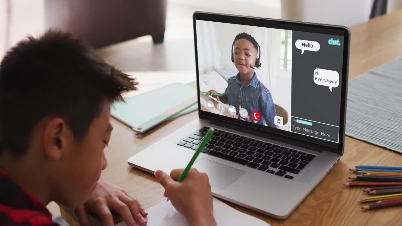 escolar que usa una computadora portátil para la lección en línea en casa, con su colega y el chat web en la pantalla