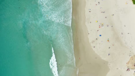 Sandstrand-Mit-Menschen