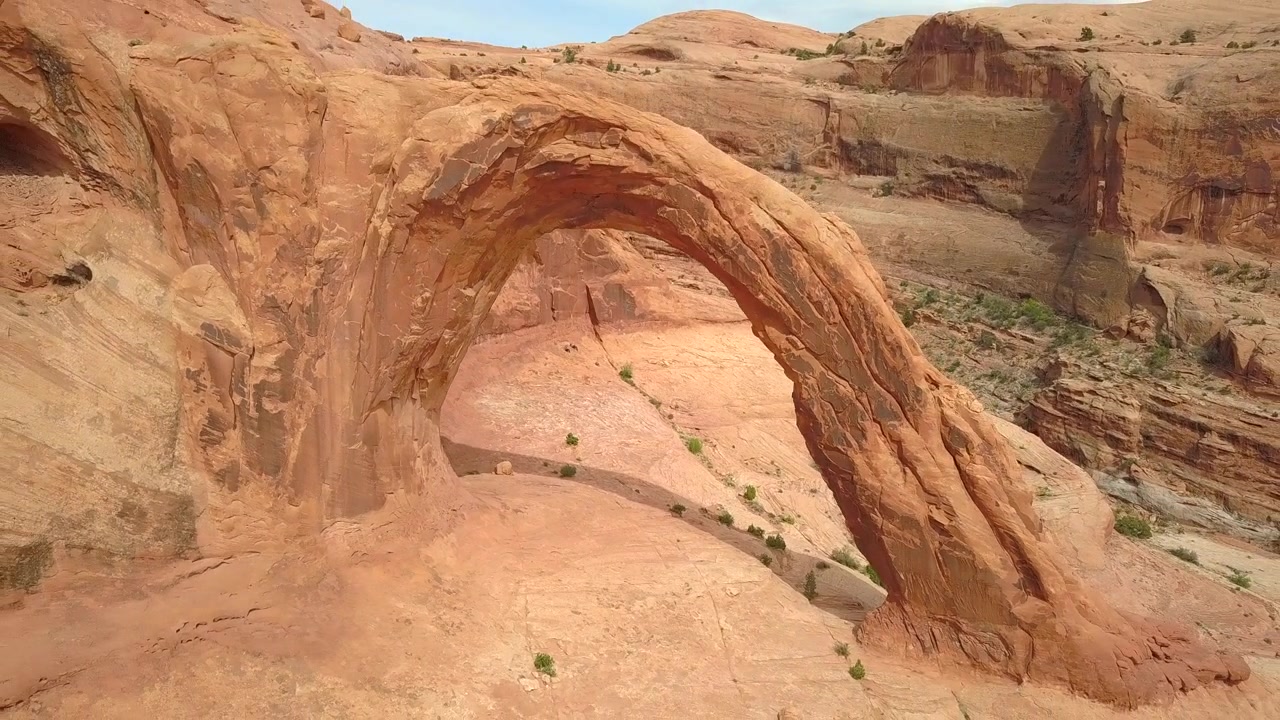 Vista incredibile dell'imponente Arco Corona nello Utah, ripresa aerea con allontanamento