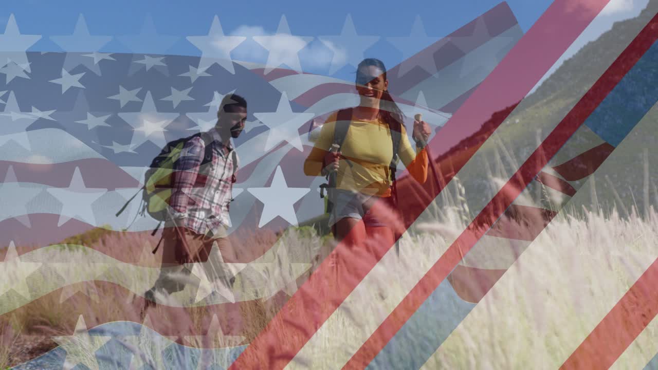 animación de la bandera estadounidense sobre una pareja diversa sonriente caminando en las montañas