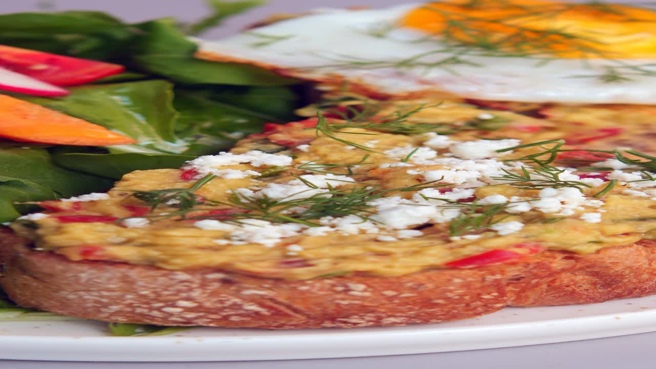 달과 러드와 함께 맛있는 아보카도 험무스 토스트