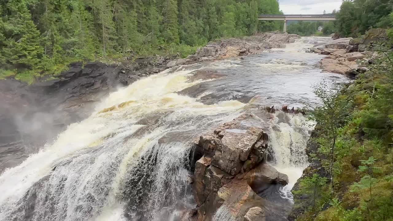 un impresionante río de montaña de agua blanca fluye con poderosa fuerza cerca de grong, noruega, creando impresionantes cascadas en medio del terreno accidentado.