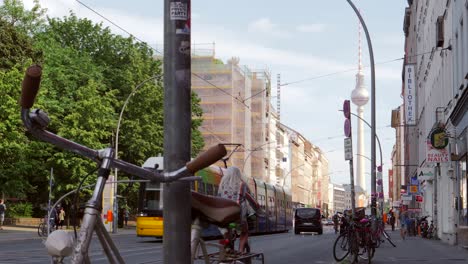 Belebte-Straße-In-Berlin-Deutschland