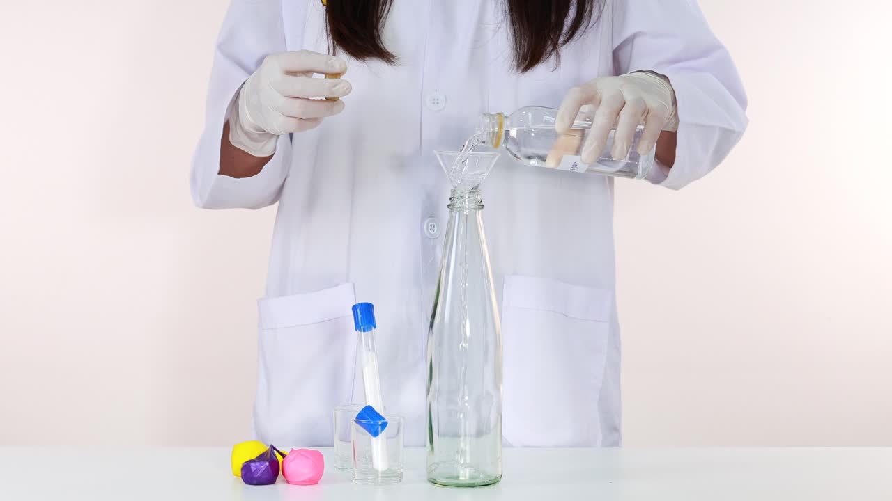 Scientist demonstrates chemical reaction with balloon inflation