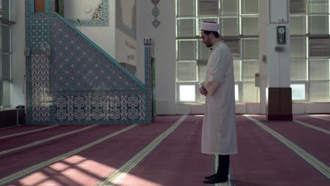 imam praying alone in mosque