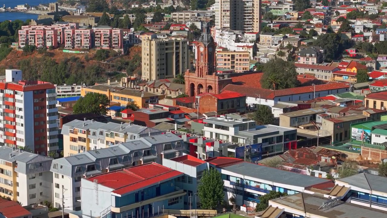 Una vista a volo d'uccello con teleobiettivo dell'architettura di Baron Hill, con la Chiesa di San Francesco restaurata, in una giornata di sole, Valparaíso, Cile.