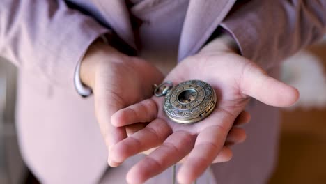 Reloj-De-Bolsillo-En-La-Mano-Extendida-De-Un-Hombre