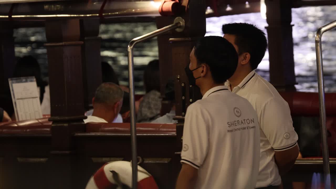 두 사람이 이야기하고, 한 명이 듣고, 활기찬 환경에서