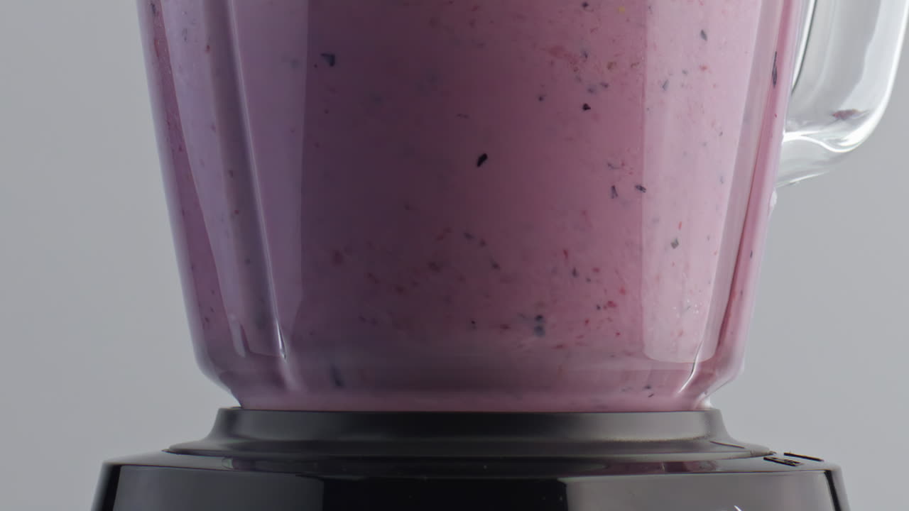 mezcla de frutas de primer plano mezclando en la licuadora en cámara súper lenta. batido natural.