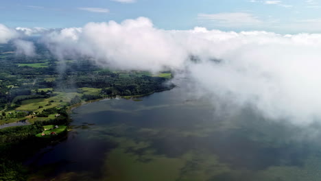 Felicidad-Utopía-Refugio-Flotando-En-Los-Cielos-Drone-Aéreo