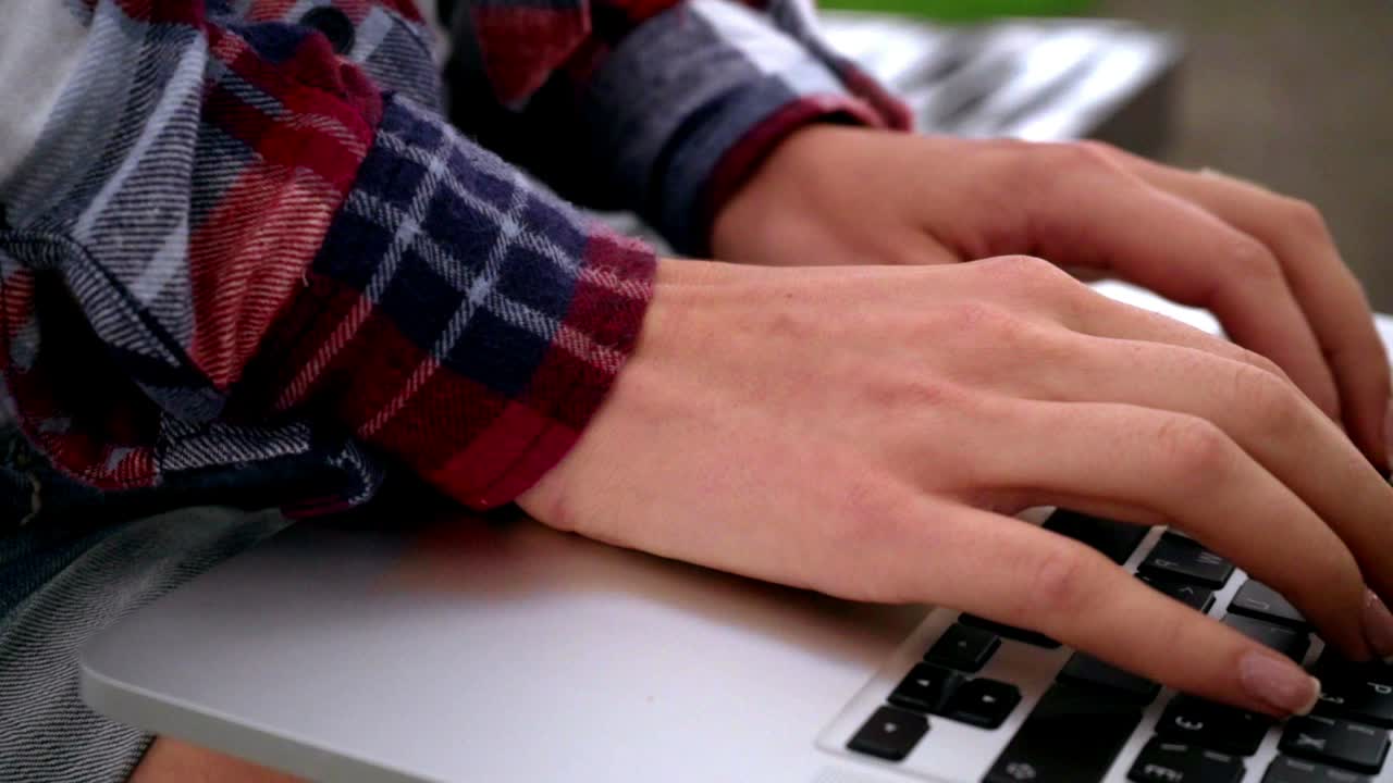 mani di donna che scrivono sulla tastiera del laptop. mani che scrivono sul computer