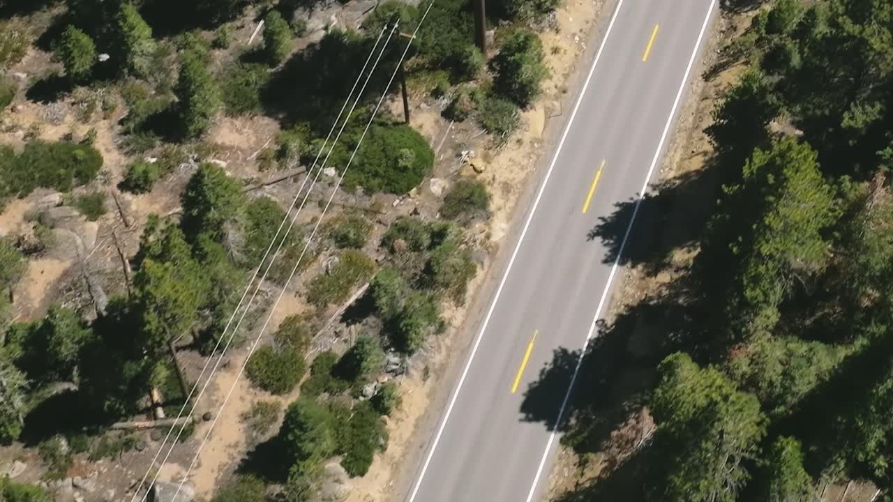 Viaggiando lungo la strada vicino al Lago Tahoe in Nevada e California