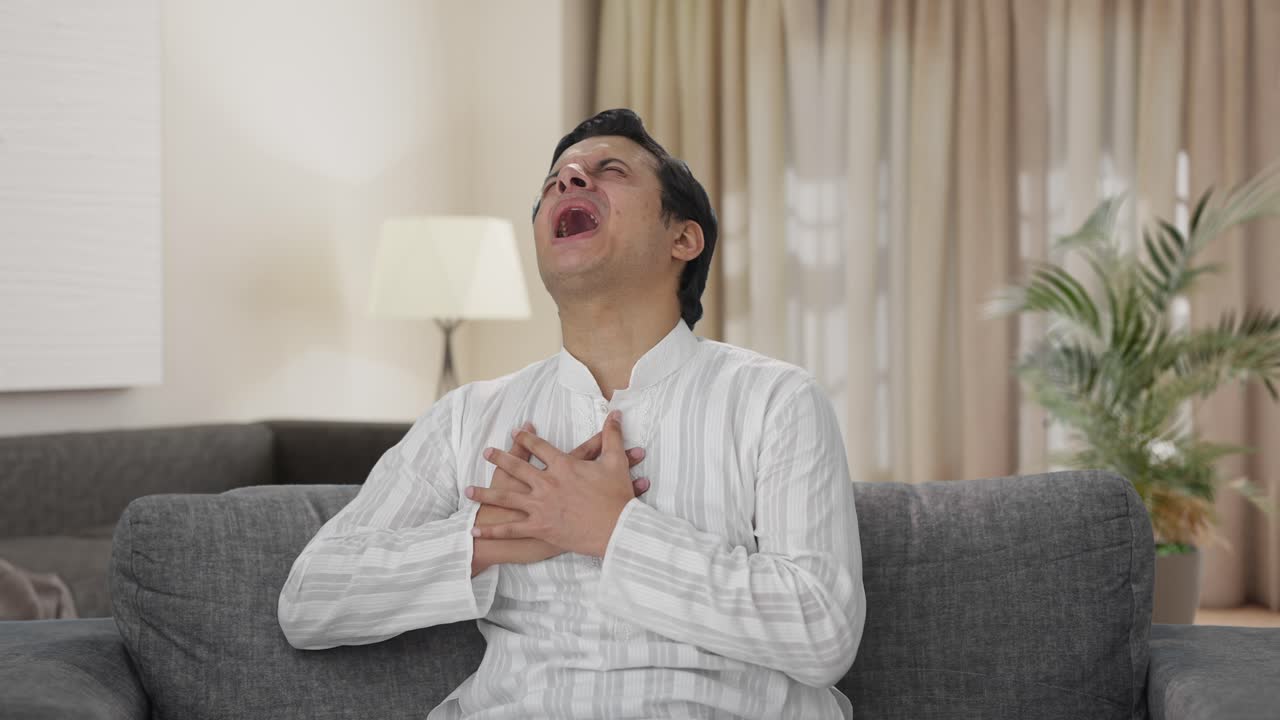 hombre indio que tiene un ataque al corazón