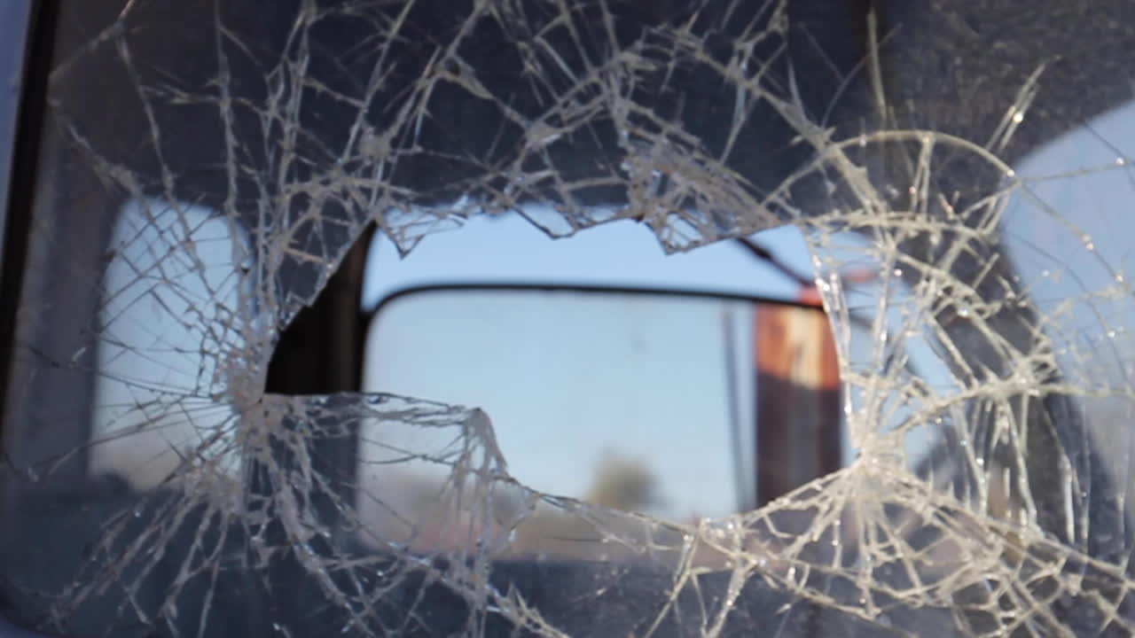 깨진 유리 창문