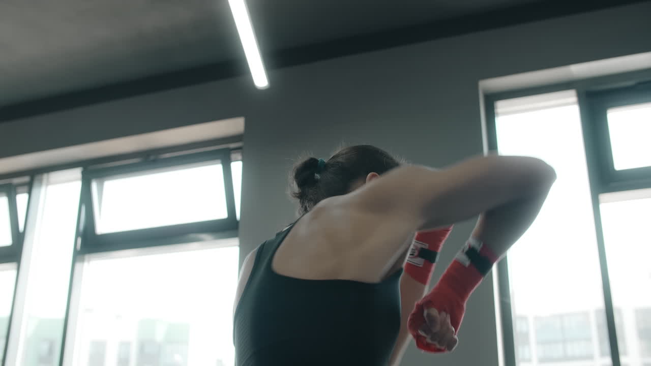 женщина, работающая в тренажерном зале