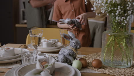 la mesa de la cena de pascua con la familia