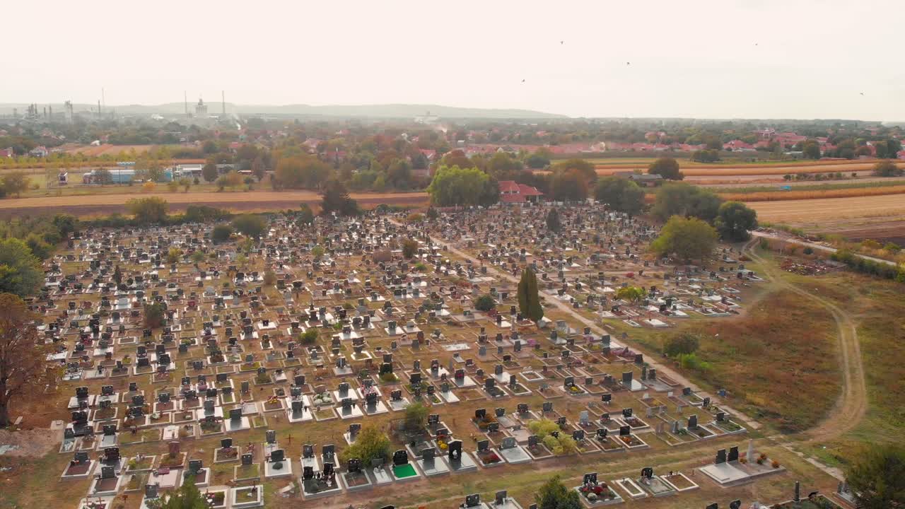 마을 묘지의 공중 드론 영상