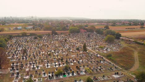 imágenes aéreas de drones del cementerio junto al pueblo