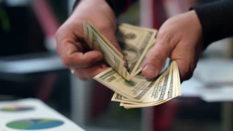 las manos masculinas cuentan dinero en efectivo en la oficina del banco. capital de inversión inicial