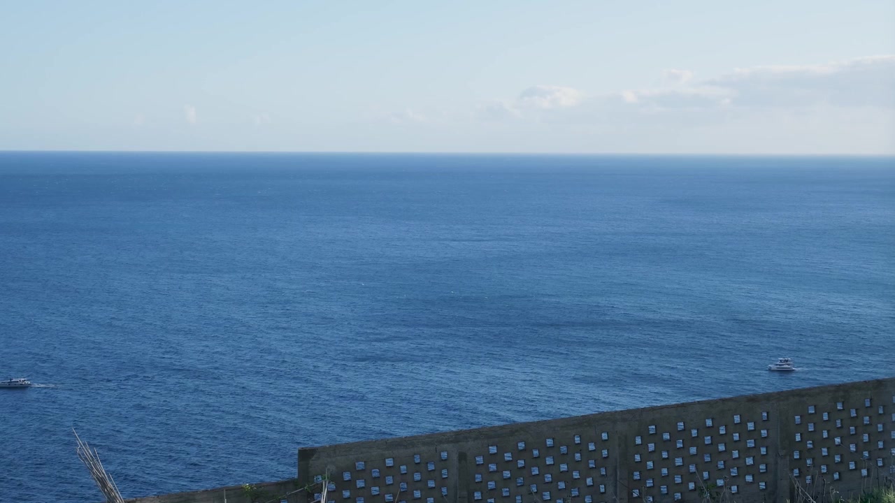 Piccola barca a vela su un oceano blu calmo