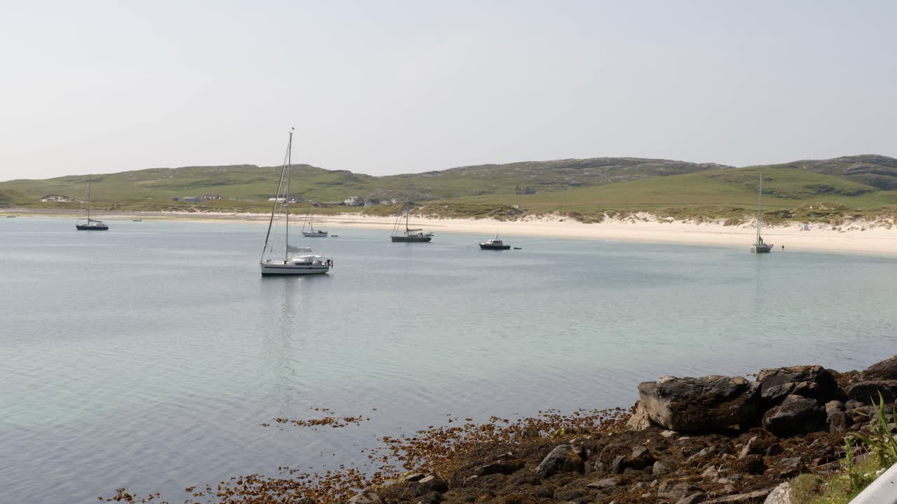Ripresa degli yacht ancorati alla spiaggia di Vatersay, vicino a Castlebay, sull'isola di Barra