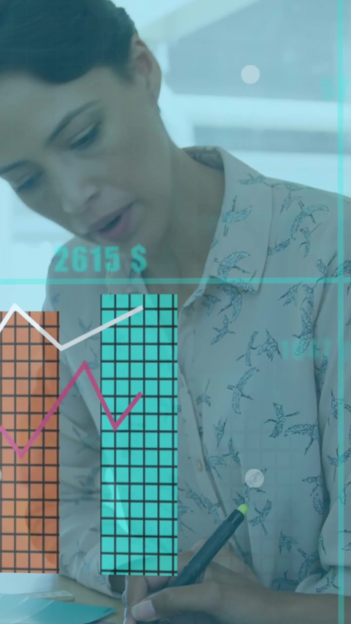 Animazione di elaborazione dati statistici su due donne di diverse etnie che discutono in ufficio.