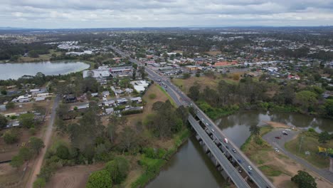 puente de larry storey a través del río logan cerca de la laguna y el parque de tygum en waterford, queensland, australia