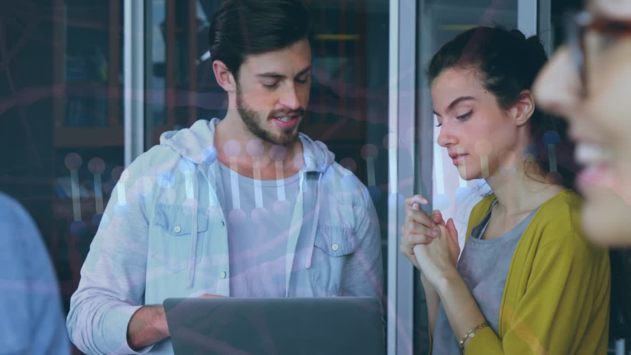animación de datos científicos sobre diversas compañeras y compañeros de trabajo usando computadoras portátiles