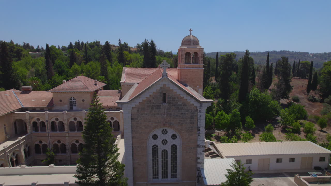 침 ⁇ 하는 승려들의 아름다운 수도원의 탑 십자가 - 오늘날 그곳에 사는 승려들은 명상적이고 조화롭고 채식적인 생활 방식을 가지고 있습니다 - 뒤로 끌어내고 드러 ⁇ 니다.