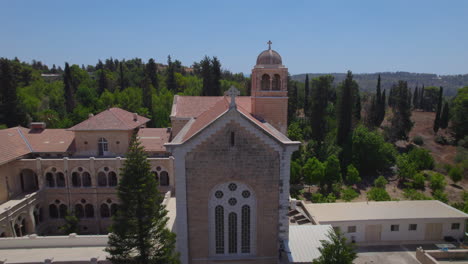 La-Cruz-Del-Campanario-Del-Hermoso-Monasterio-De-Los-Monjes-Silenciosos---Los-Monjes-Que-Viven-Allí-Hoy-En-Día-Tienen-Un-Estilo-De-Vida-Meditativo,-Armonioso-Y-Vegetariano---Retrocede-Para-Revelar