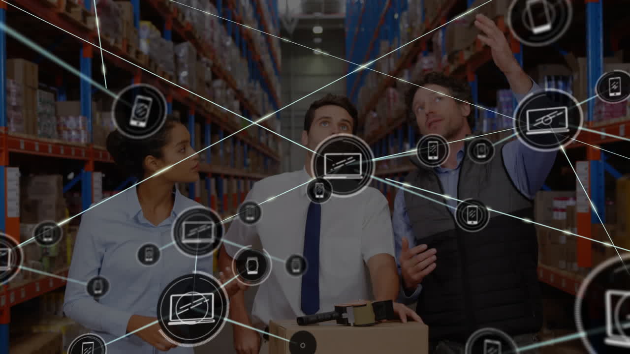 анимация подключенных икон ноутбуков и телефонов, кавказские коллеги обсуждают инвентарь на складе.