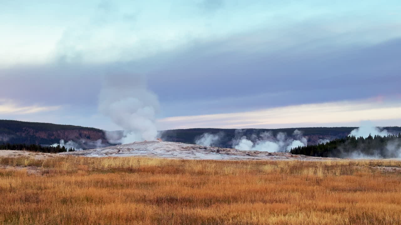 oeste yellowstone viejo fiel entrada del parque nacional gran bucle geysers paisaje pintoresco wyoming idaho niebla vapor térmico gran prismático colorido amarillo puesta de sol alta hierba cinematográfica lentamente pan a la izquierda