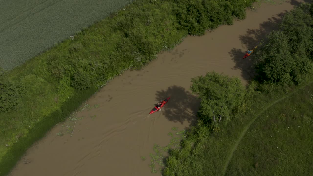 핀란드 케라바의 케라반요키 강을 따라 다채로운 카약을 타고 두 사람의 공중 촬영