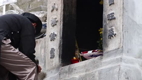 rindiendo homenaje en un santuario
